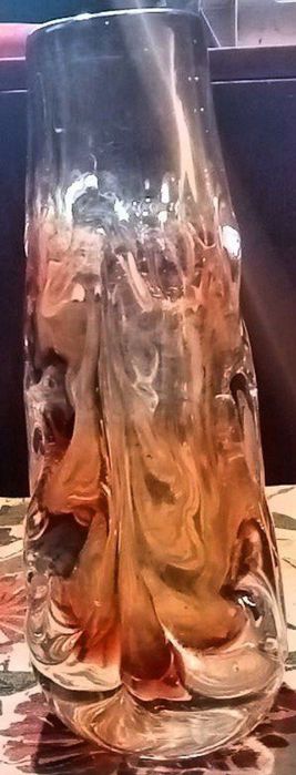 Продам вазу из чешского стекла.