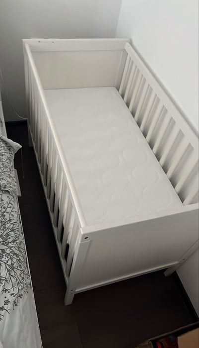 Set bebeluș IKEA: pătuț, masă înfășat și saltele + bonusuri