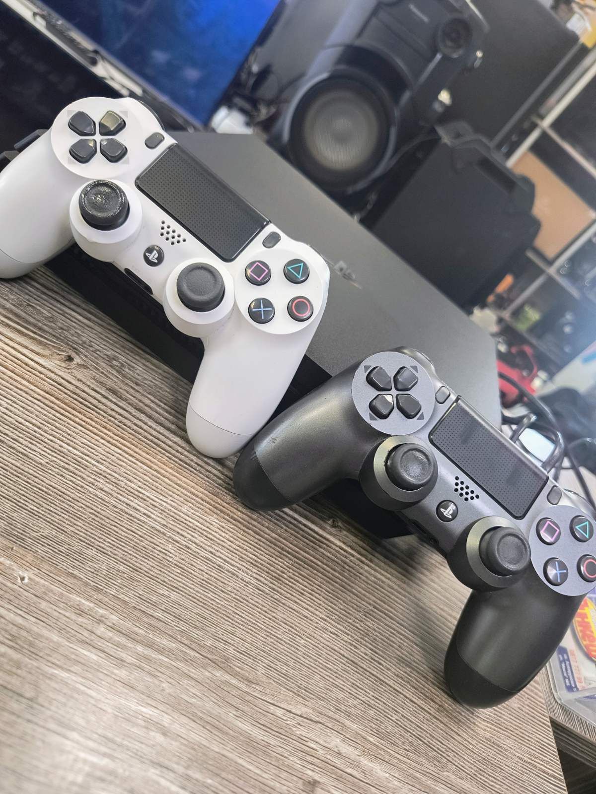Sony Playstation 4 Pro / PS4 Pro / 1TB два джойстика