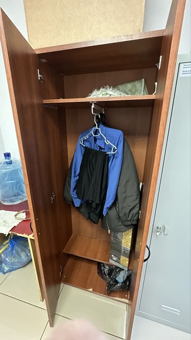 Продается шкаф для одежды, и шкафчик для раздевалки