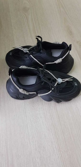 Vand adidasi de dama, purtati fte putin, negri cu argintiu. Marimea 38