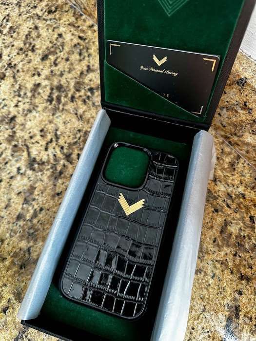 Vând huse Velante IPhone 14 Pro ambele 500 lei.