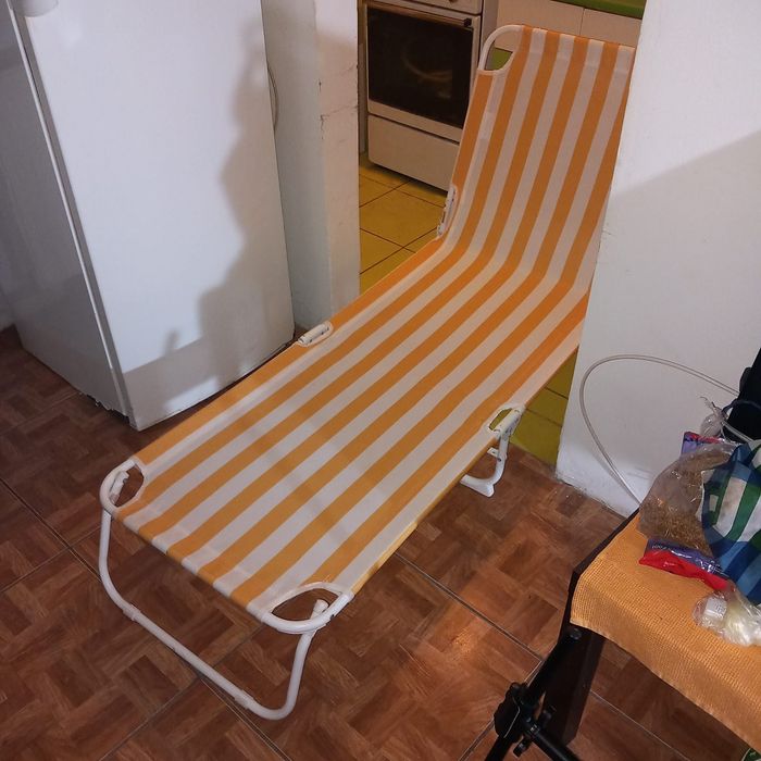 Sezlong de plaja din tevi de metal.