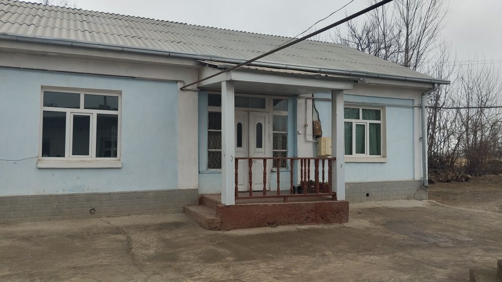 Uy hovli sotiladi