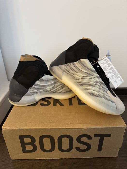 Adidasi Yeezy QNTM