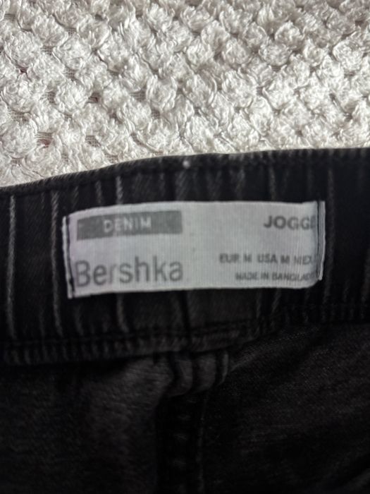 Дънки Bershka.