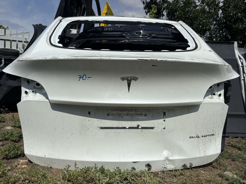 Капак Tesla Model Y