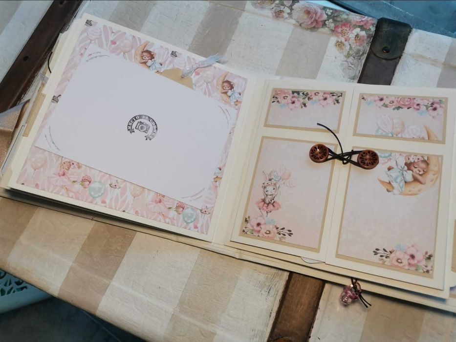 Албумче за новородено момиченце.