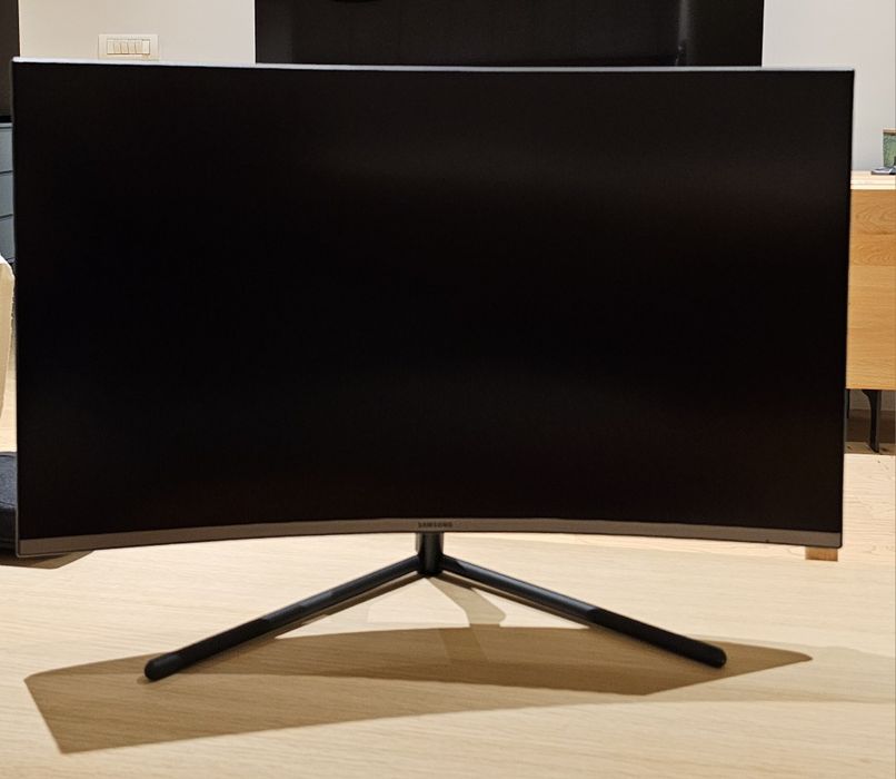 Monitor Samsung 32” 4K UHD Curved – U32R592CW – stare foarte bună