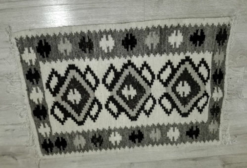 Covor popular cu motive traditionale