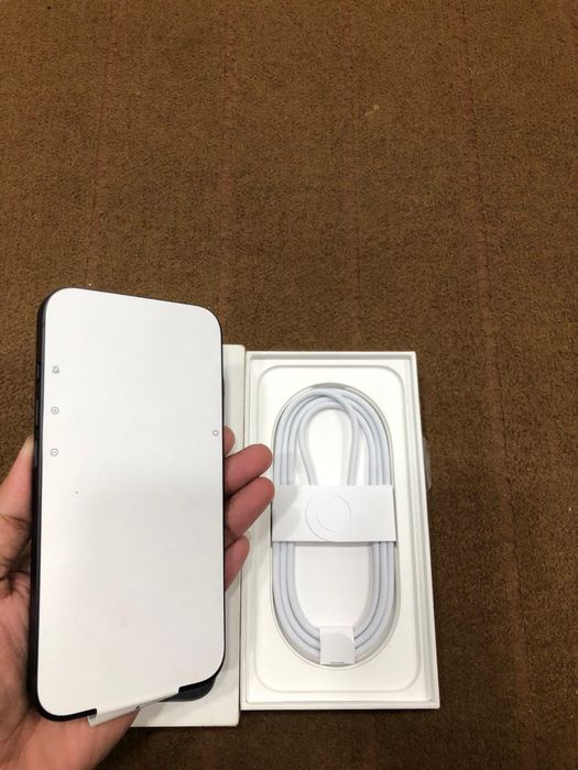 iPhone 16 E Nou cu 100% Bateria