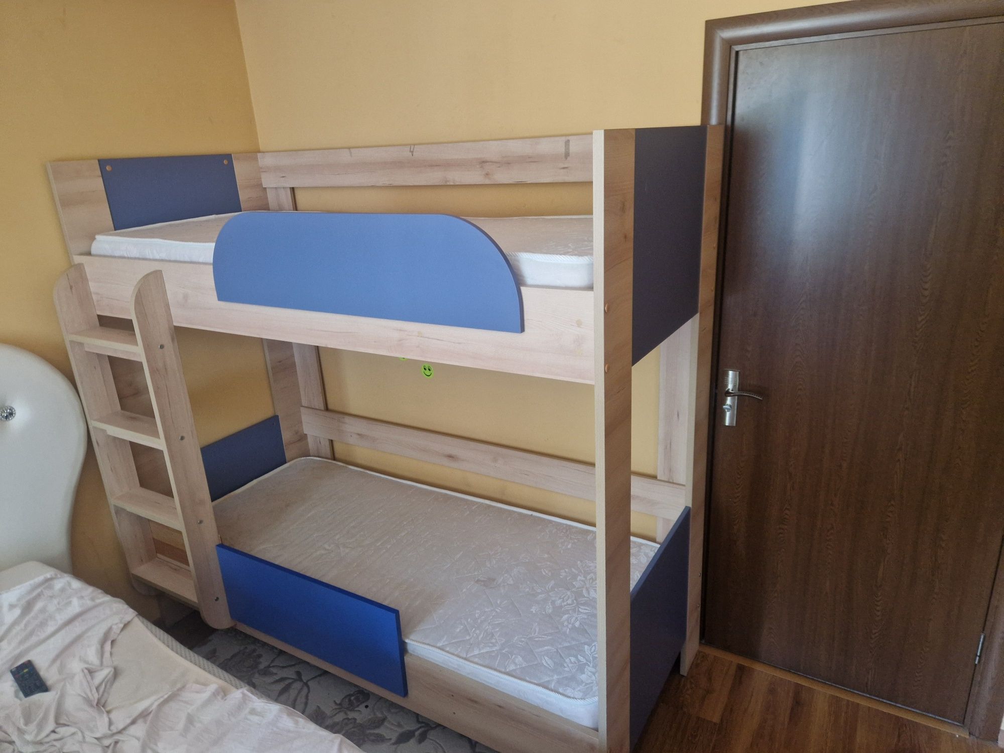Двуетажно легло с матраци