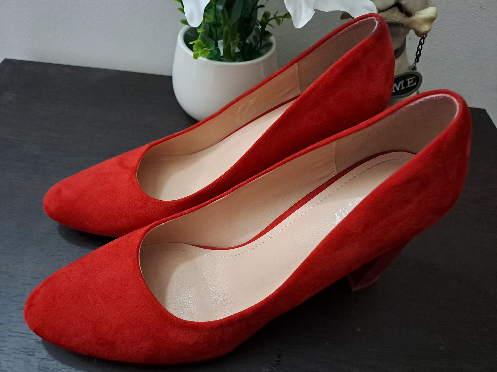Червени дамски обувки