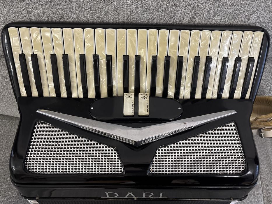 Acordeon italian DARI Universal cu 120 de basi