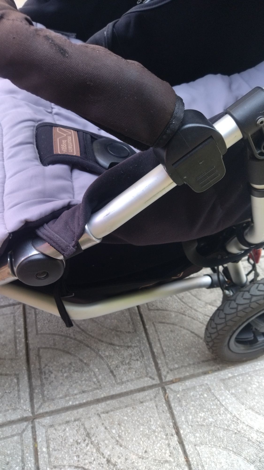 Количка за близнаци MOUNTAIN BUGGY абсолютно запазена