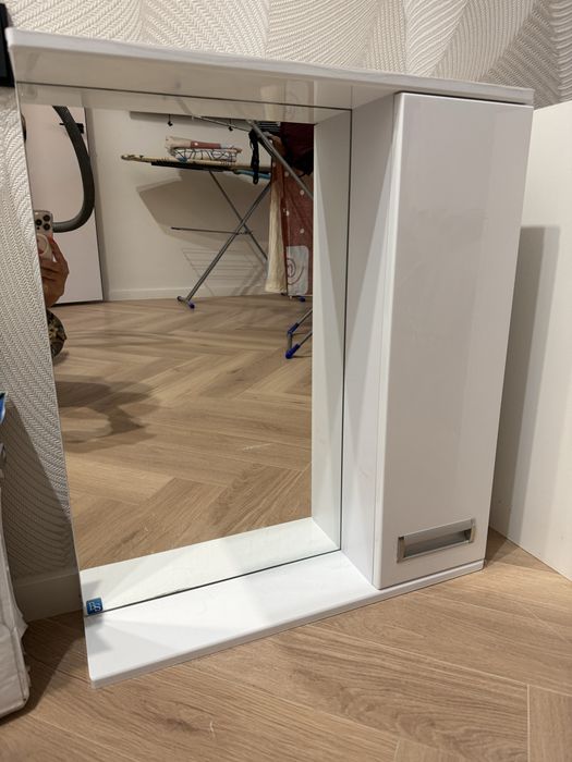 Шкафчик с зеркалом для ванной