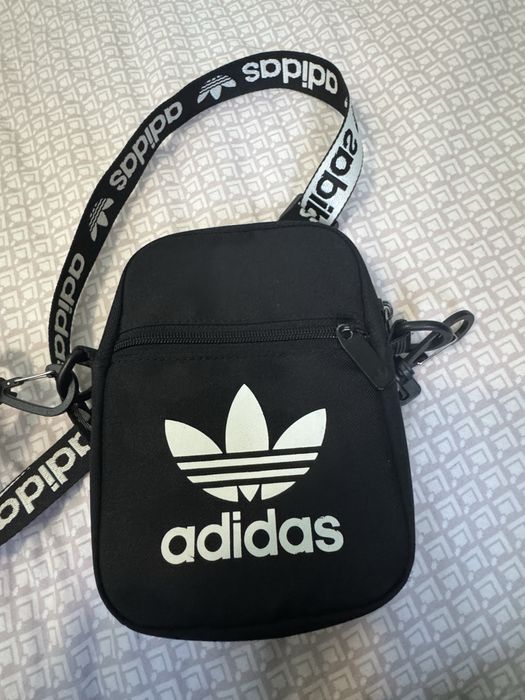 •	Чантичка Adidas crossbody оригинална – отлично състояние