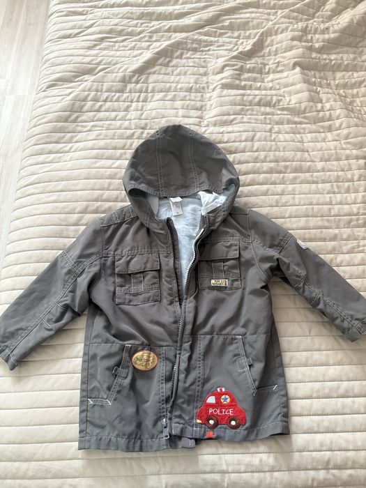 Продам детскую ветровку и желетку ( безрукавку болоневую)