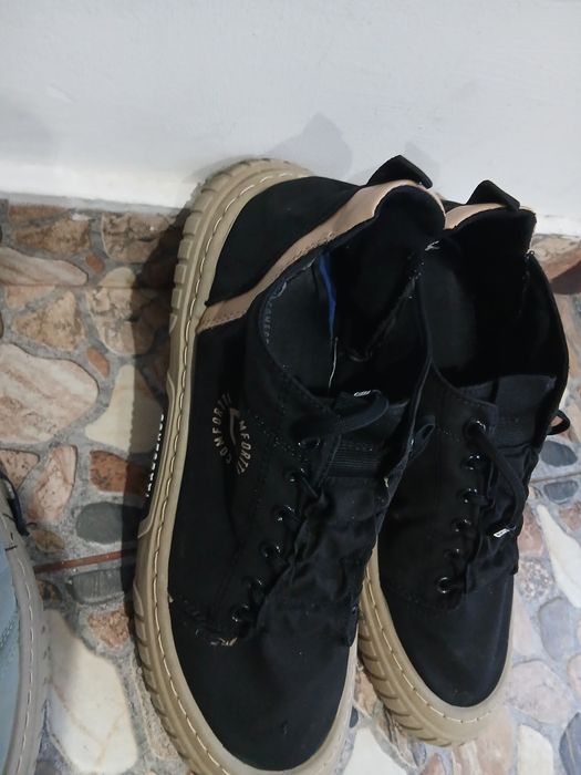 Vand doua perechi pantofi-sport unisex masura 44 in stare bu