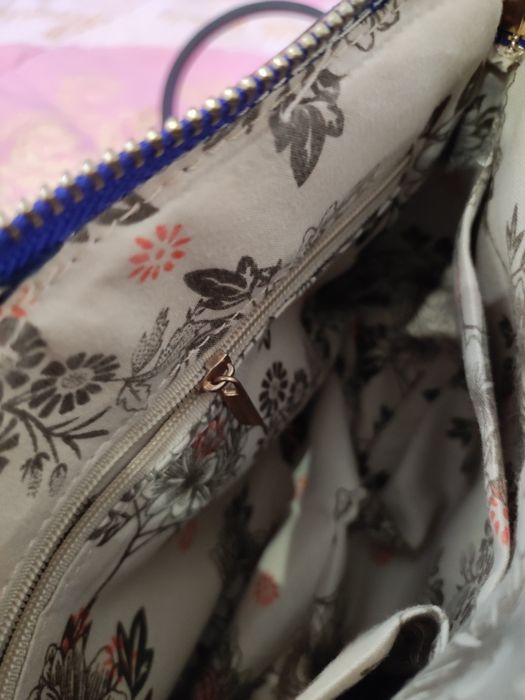 Турско синя нова чантичка лачена и черна