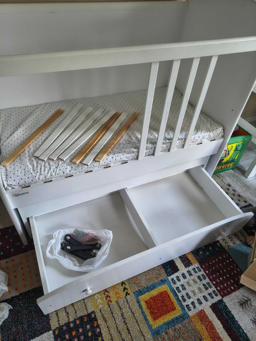 Бяла дървена бебешка кошара + матрак