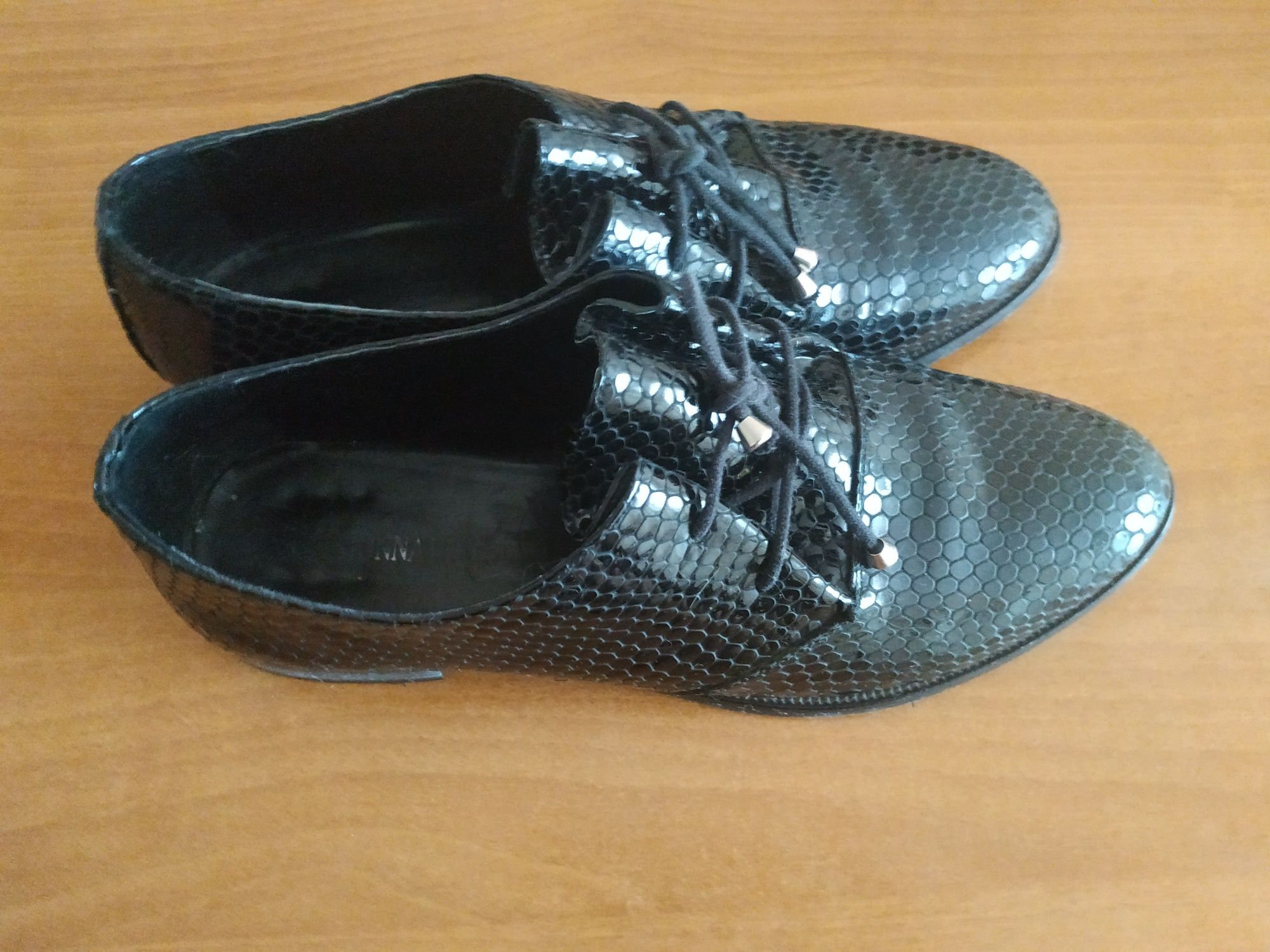 Женская кожаная обувь черного цвета под крокодиловую кожу
