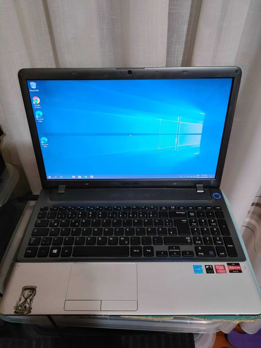 Laptop SAMSUNG NP355V5C. procesor AMD A8, Windows 10 Prp