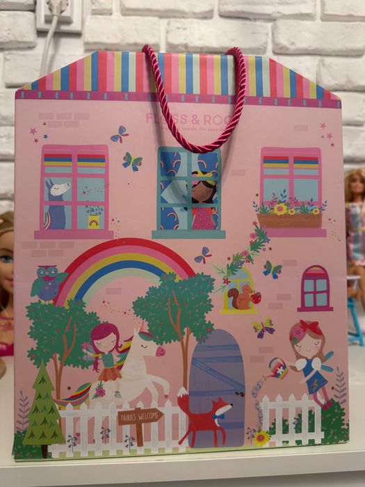 Кутия тип къщичка за игра с дървени фигурки, феи, дъги, еднорози.