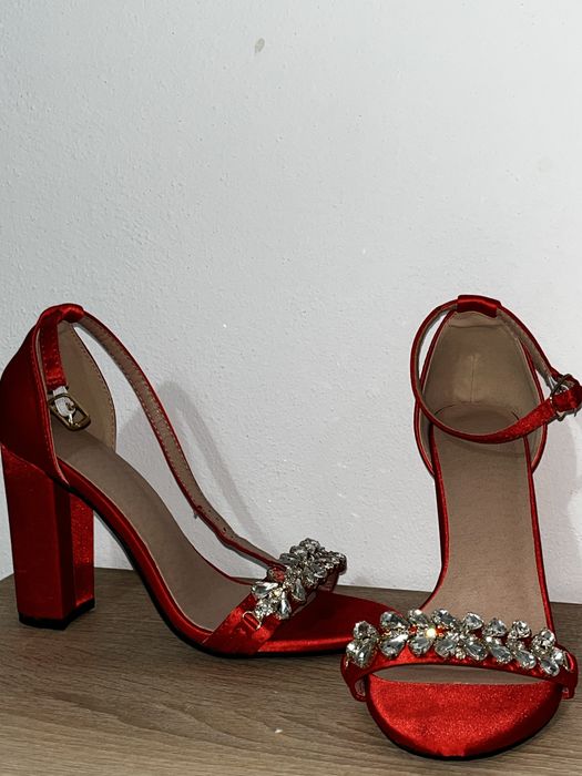 Sandale cu toc inalt