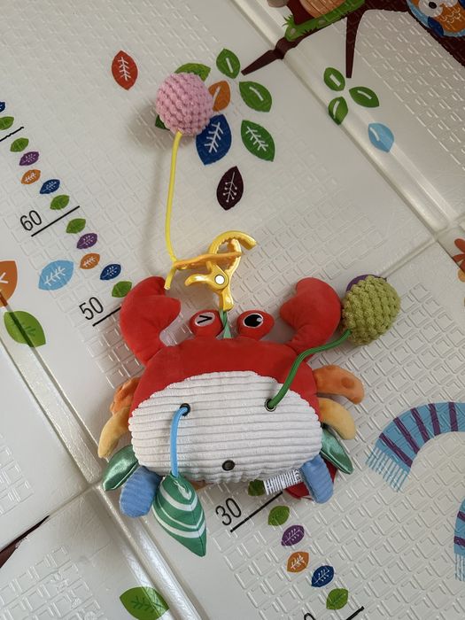 Лот черно бели играчки с подарък рак