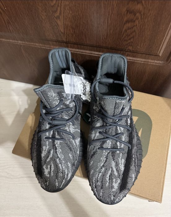 Adidasi Yeezy dark salt
