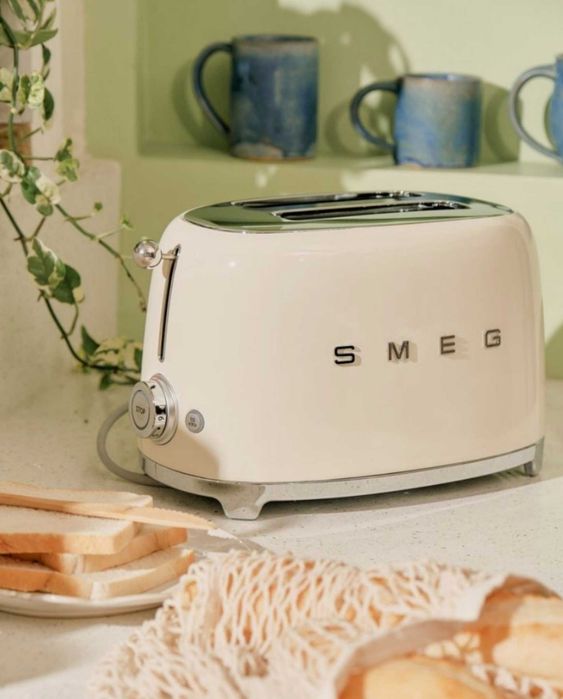 Тостер SMEG молочного цвета (Италия)
