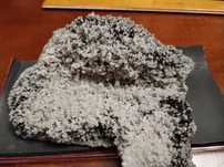 Floare de mina Calcit granular pe ace stibina
