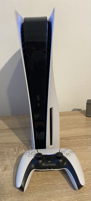 Consola PS5 varianta cu disc plus gamepad la cutie
