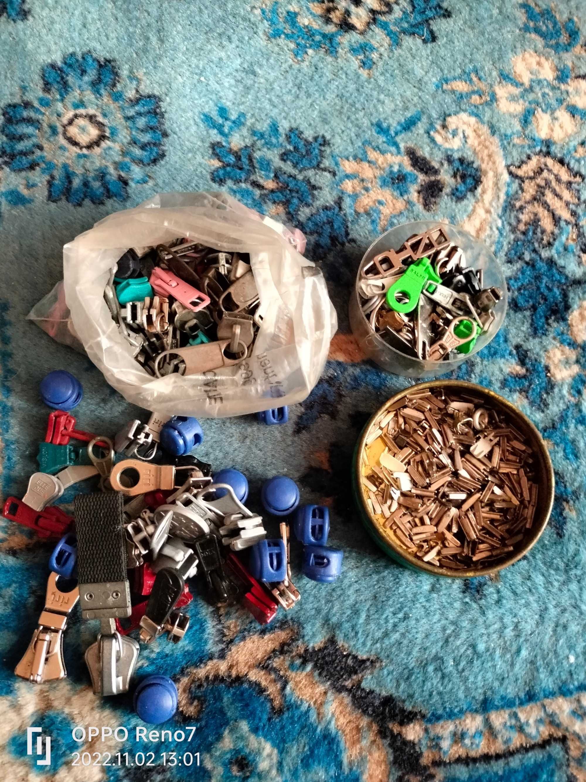 Vând fermoare , cheite , cursori , diverse culori și modele accesorii