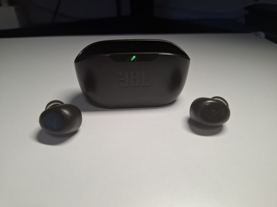 Vand casti JBL wave buds, în stare foarte bună, cu încărcător original