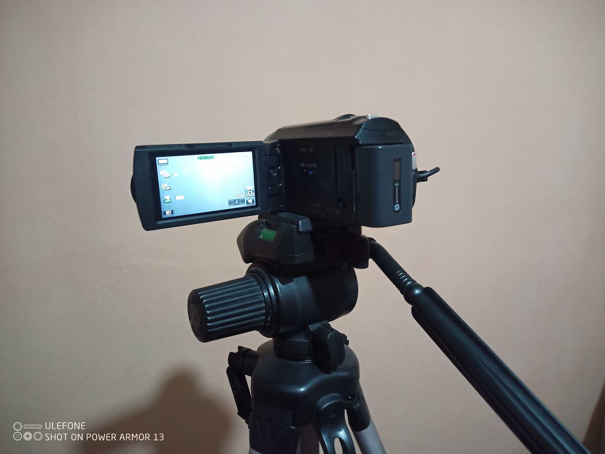 Продам видеокамеру SONY HDR-PJ530E с проектором + штатив Tripod Contin