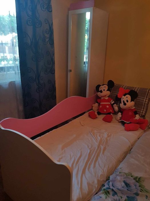 Dormitor alb-roz pentru fetite