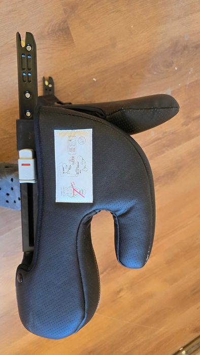 Vand pachet 2 bucati  Inaltator scaun auto Chipolino - Trono, 22-36kg
