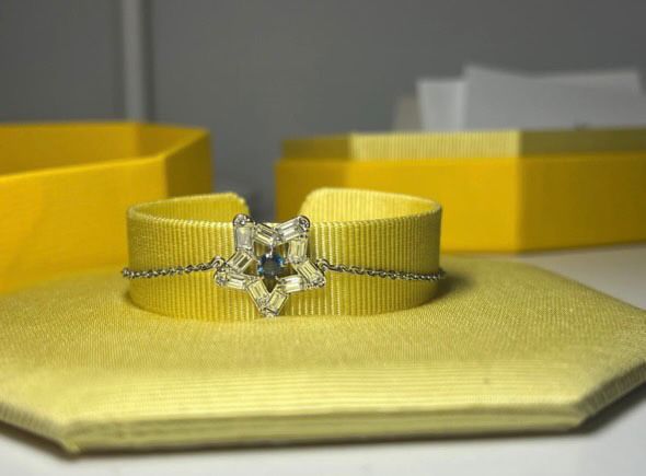 Vând brățară swarovski