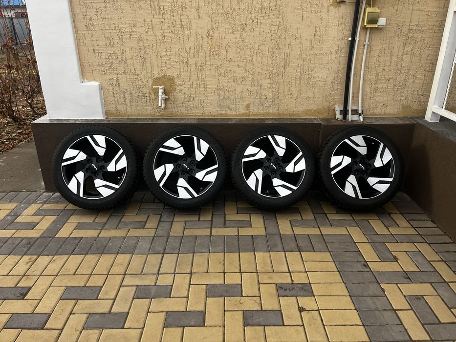 Шипованные шины 235/45 R18 с дисками в комплекте