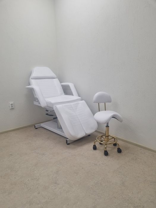 Стол за педикюр с табуретка