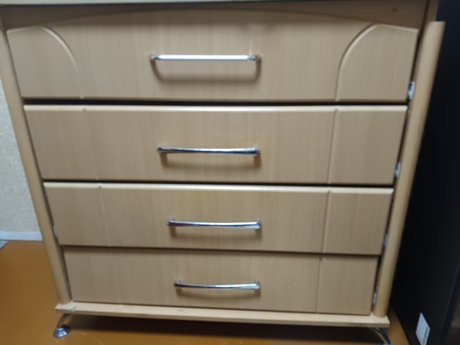 Продаётся комод,цвет светло каричневый