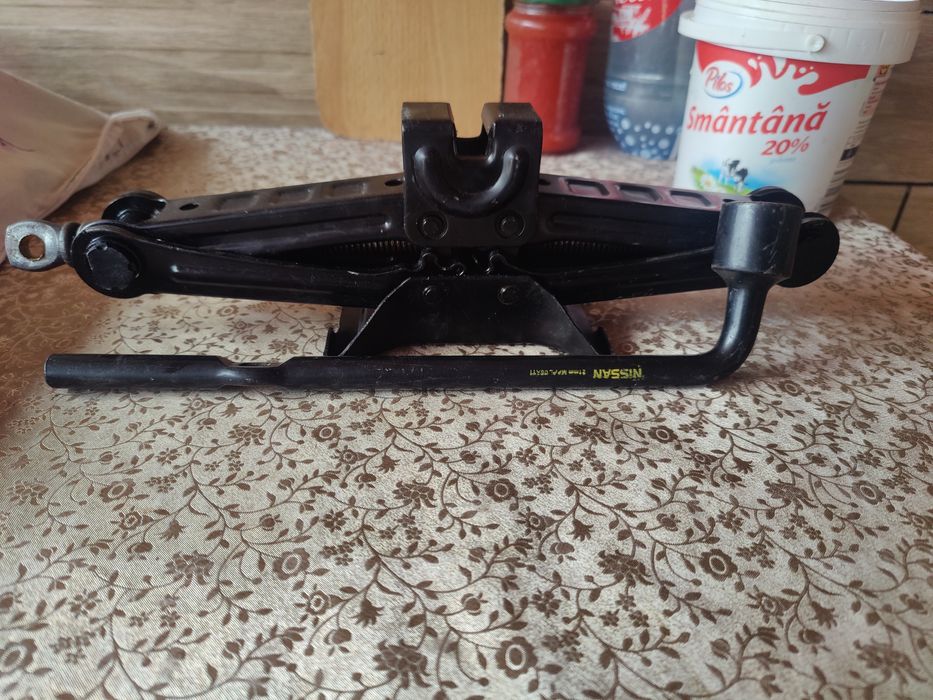 Cric Nissan original