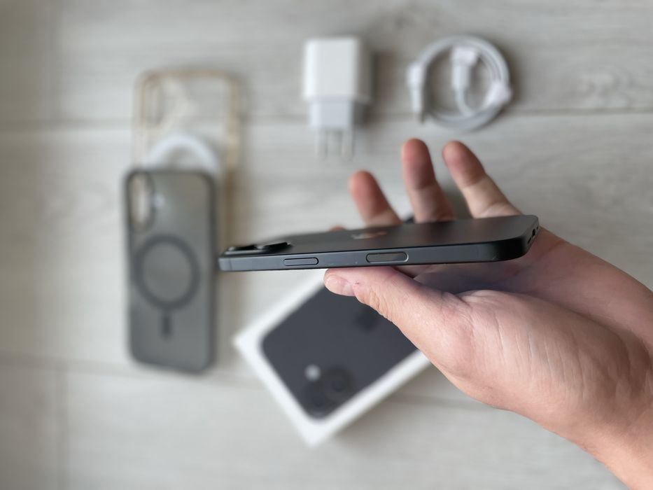 • Iphone 16 black  •  BATERIE 100% •