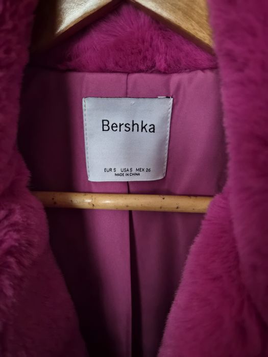 Дамско плюшено палто в ярко розов цвят
A sleek editorial portrait in a