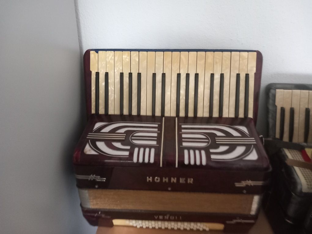 Hohner de vanzare 48 basi acordeonul arata bine are burduf original ac