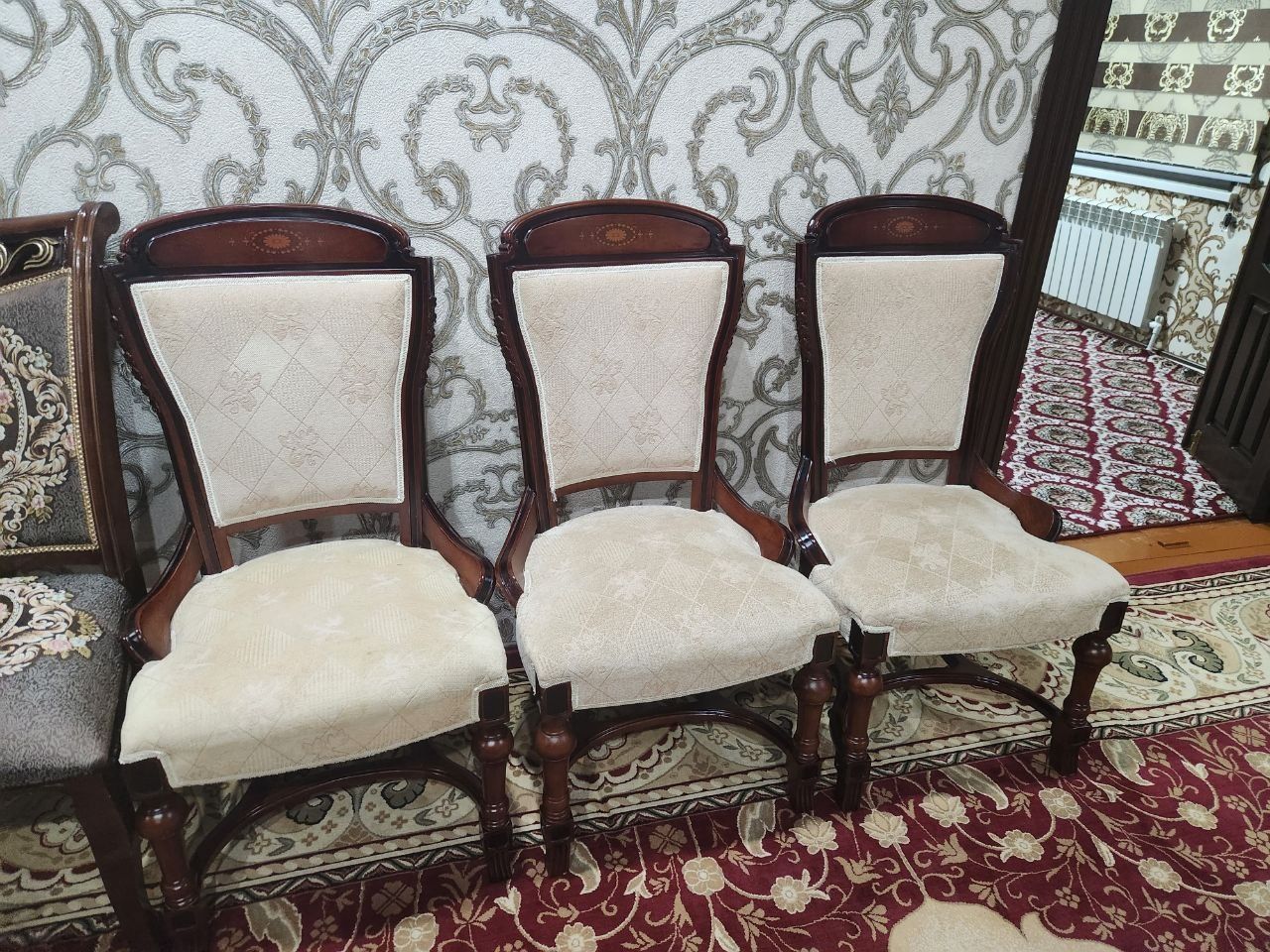 Продаётся гостинная мебель (стол стул для гостей)