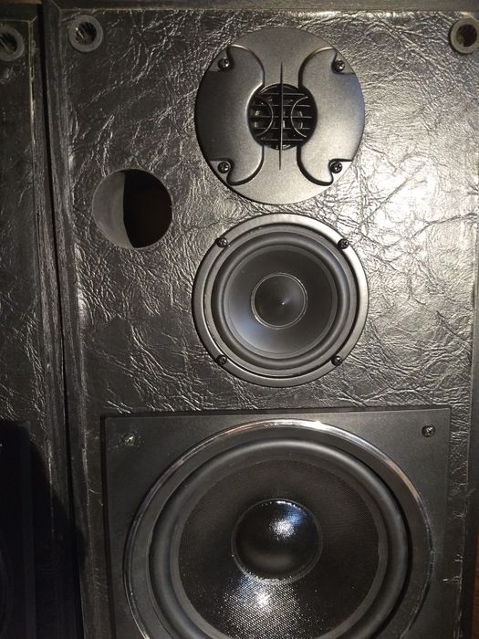 - Boxe 3 căi bass reflex 80 w rms , kevlar  noi .