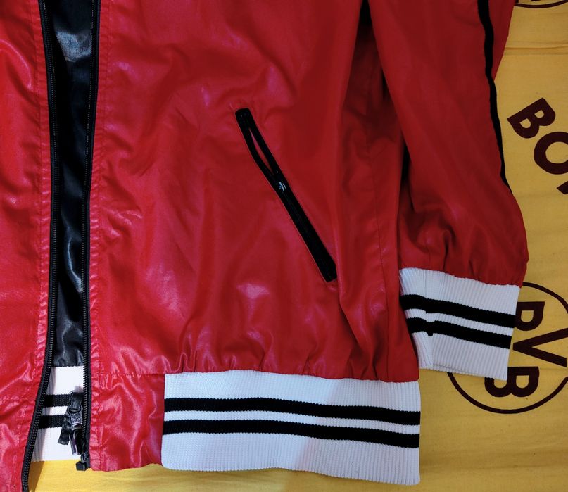 Geaca New Era două culori.